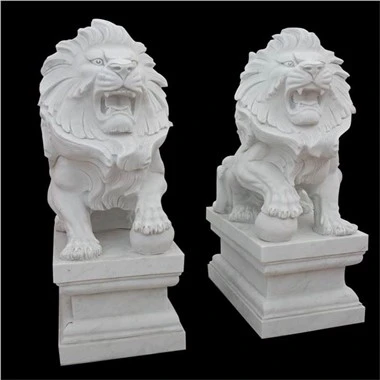 Statua del leone in marmo bianco